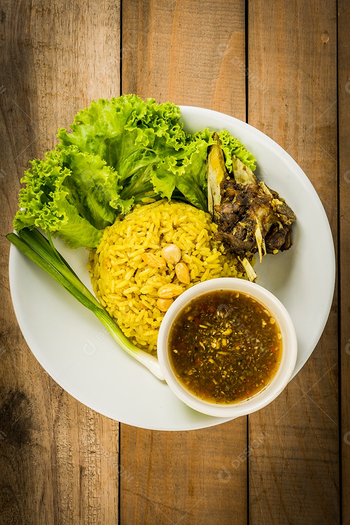 Arroz frito com caril de carne de cabra biryani