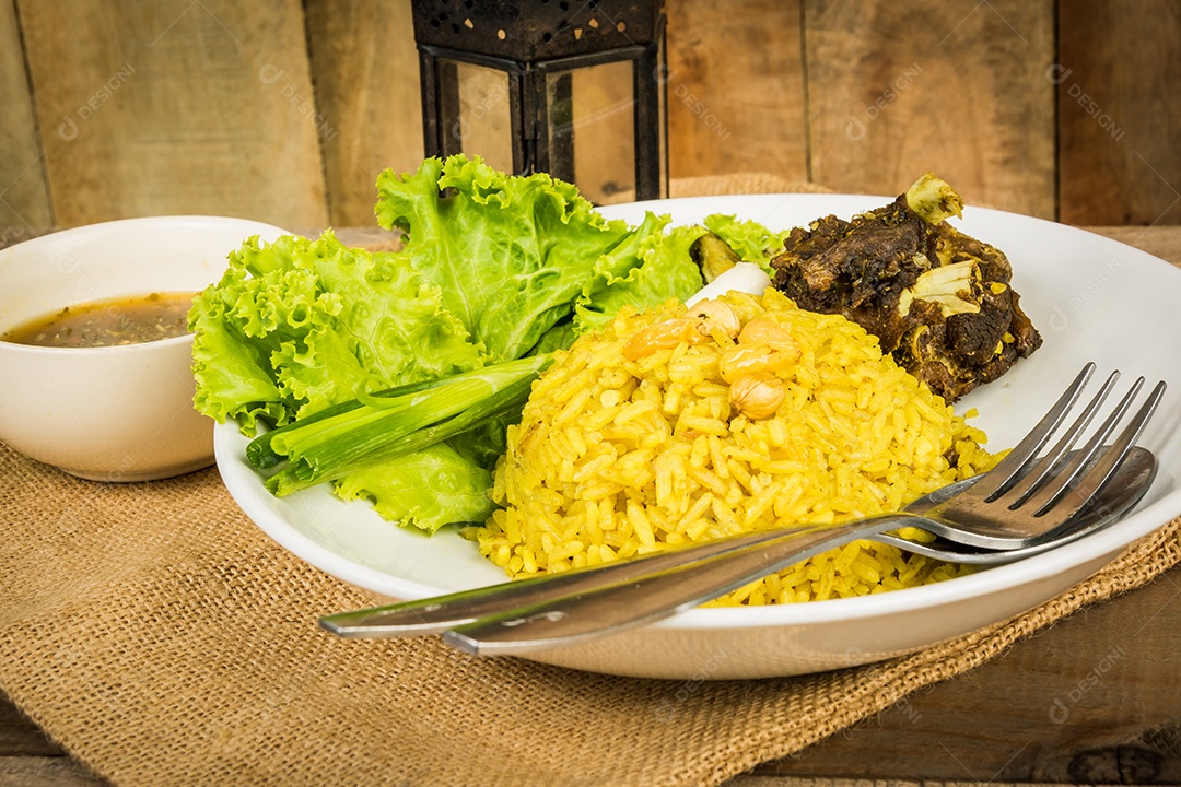 Arroz frito com caril de carne de cabra biryani