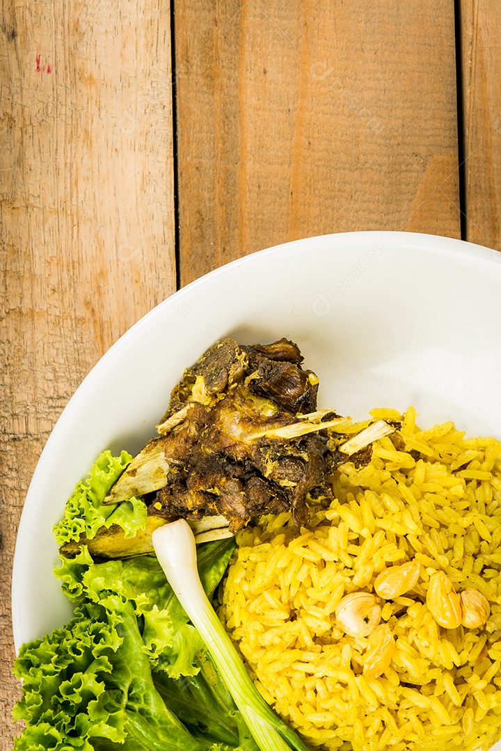 Arroz frito com caril de carne de cabra biryani