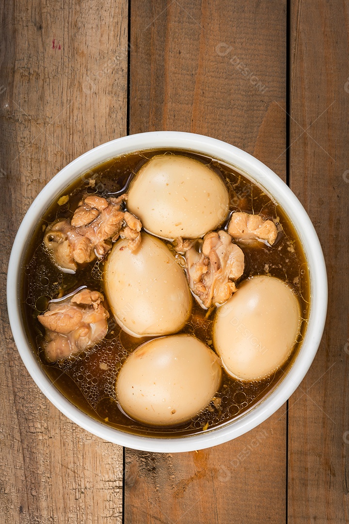 ovos cozidos ou ovos em molho marrom por comida tailandesa e especiarias