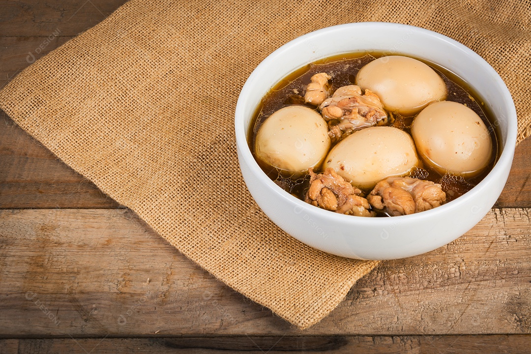 ovos cozidos ou ovos em molho marrom por comida tailandesa e especiarias