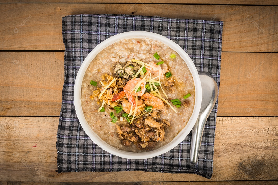 Mush de arroz na comida tailandesa de madeira.