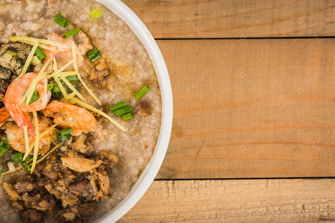 Mush de arroz na comida tailandesa de madeira.