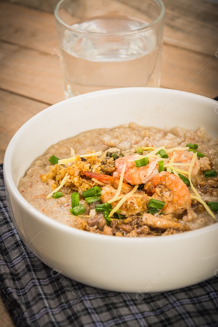 Mush de arroz na comida tailandesa de madeira.