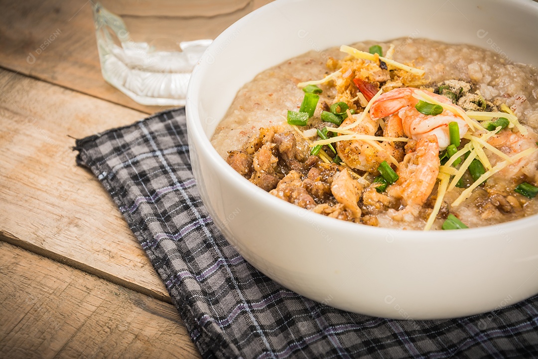 Mush de arroz na comida tailandesa de madeira.