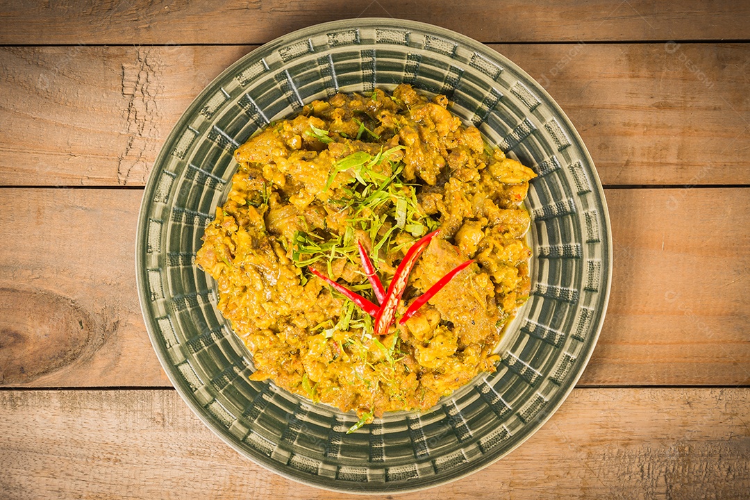 Carne de porco frita com pasta de caril amarelo khaw kling comida tailandesa.
