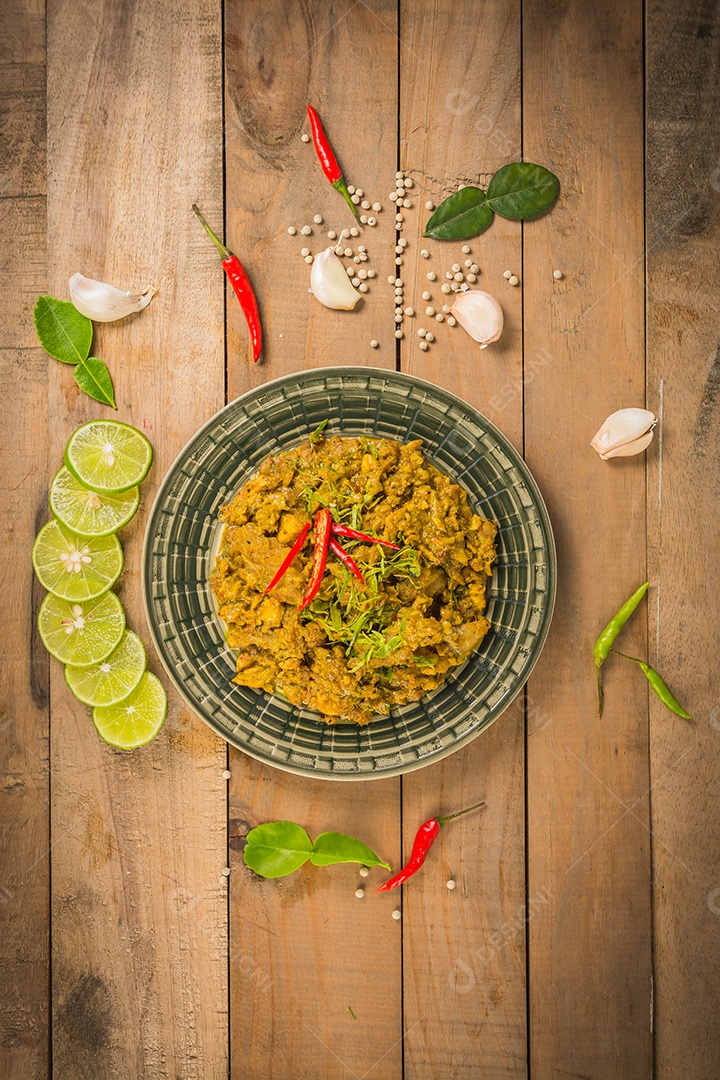 Carne de porco frita com pasta de caril amarelo khaw kling comida tailandesa.