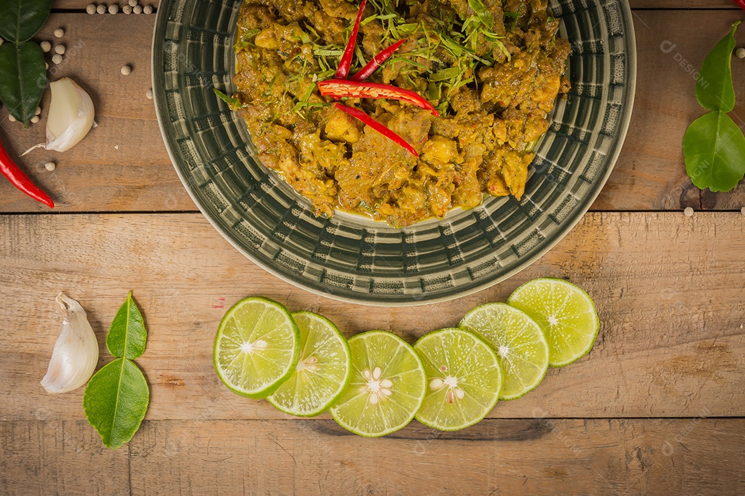 Carne de porco frita com pasta de caril amarelo khaw kling comida tailandesa.