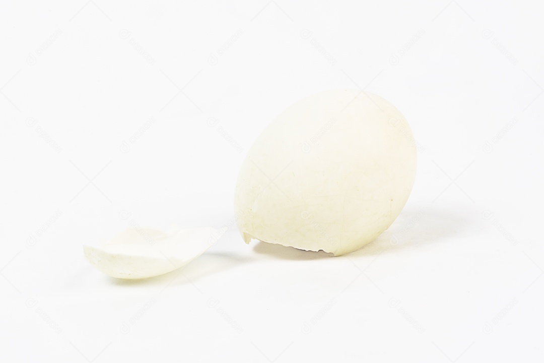 Casca de ovo no fundo branco