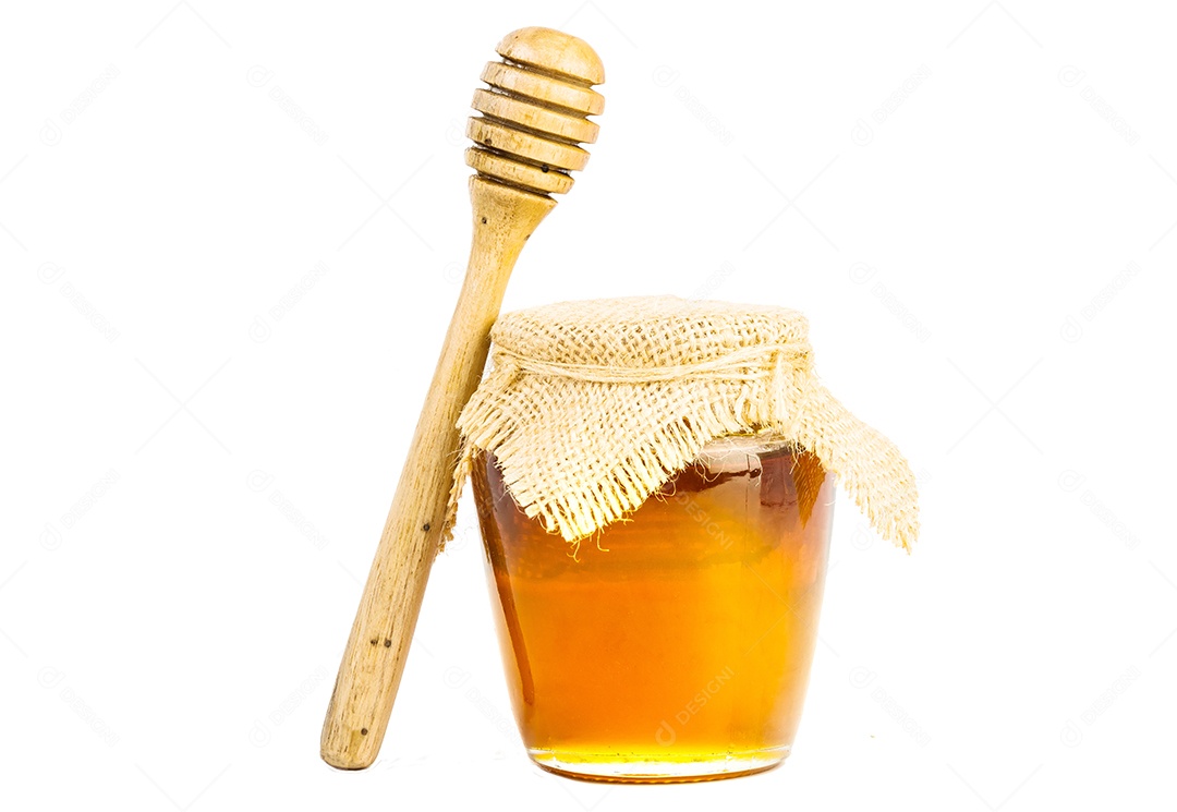 Frasco de vidro cheio de concha de mel de madeira de mel em fundo isolado