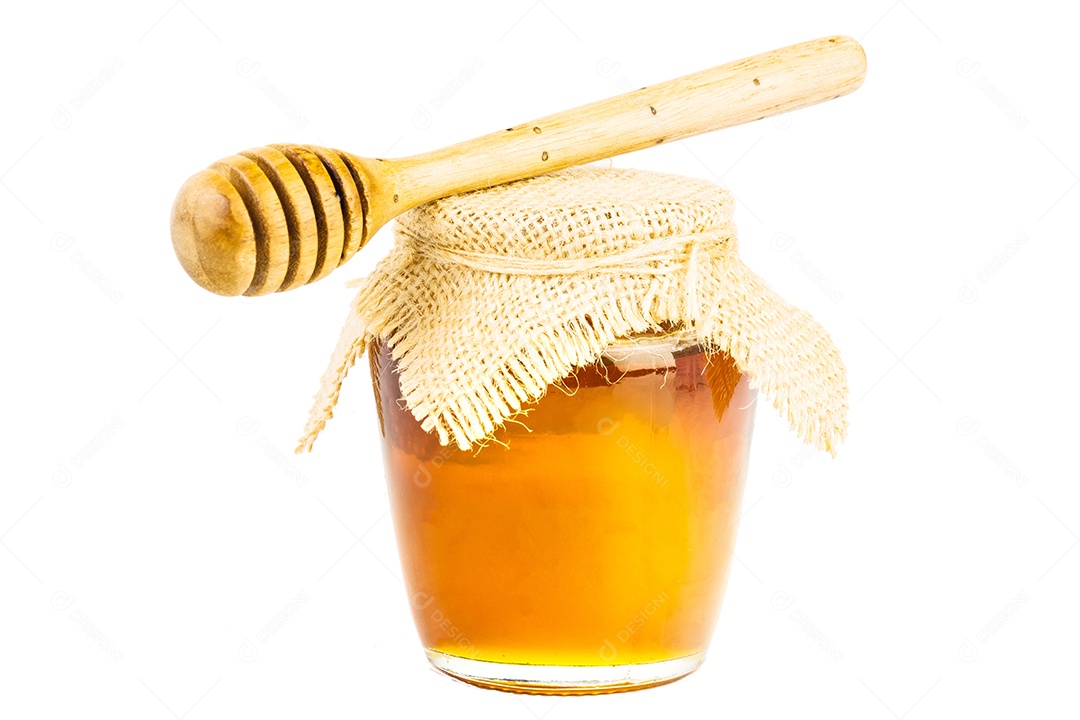 Frasco de vidro cheio de concha de mel de madeira de mel em fundo isolado