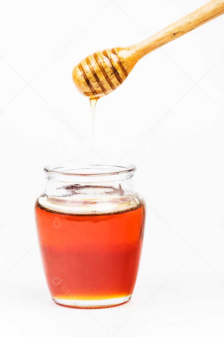 Frasco de vidro cheio de concha de mel de madeira de mel no fundo branco