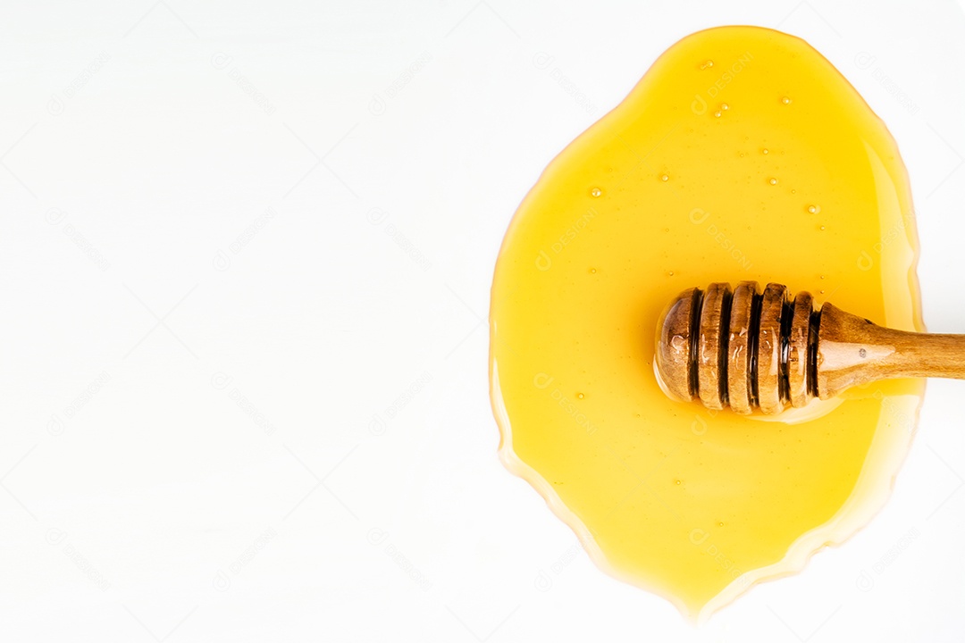 concha de mel de madeira no fundo branco