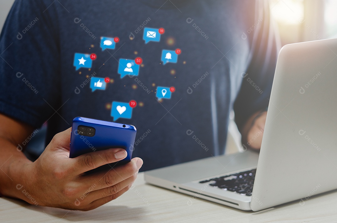 Conceito de negócios de mídia social e conexão de mensagem de ícone de internet de rede digital de tecnologia on-line de marketing no smartphone.