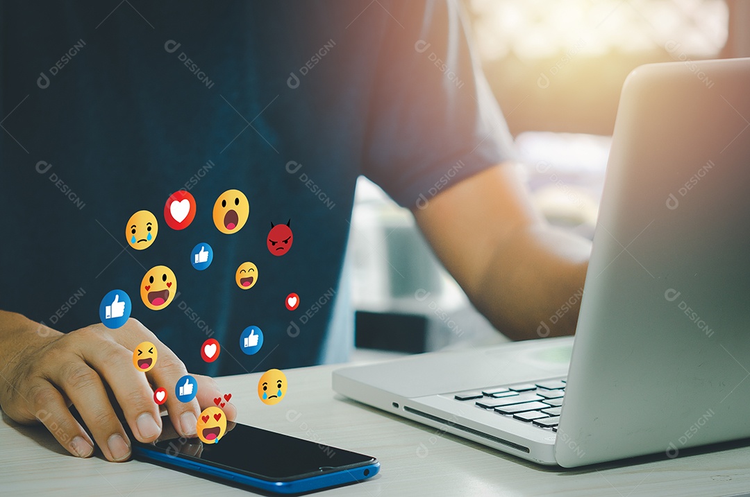 Conceito de negócios de mídia social e conexão de mensagem de ícone de internet de rede digital de tecnologia on-line de marketing no smartphone.