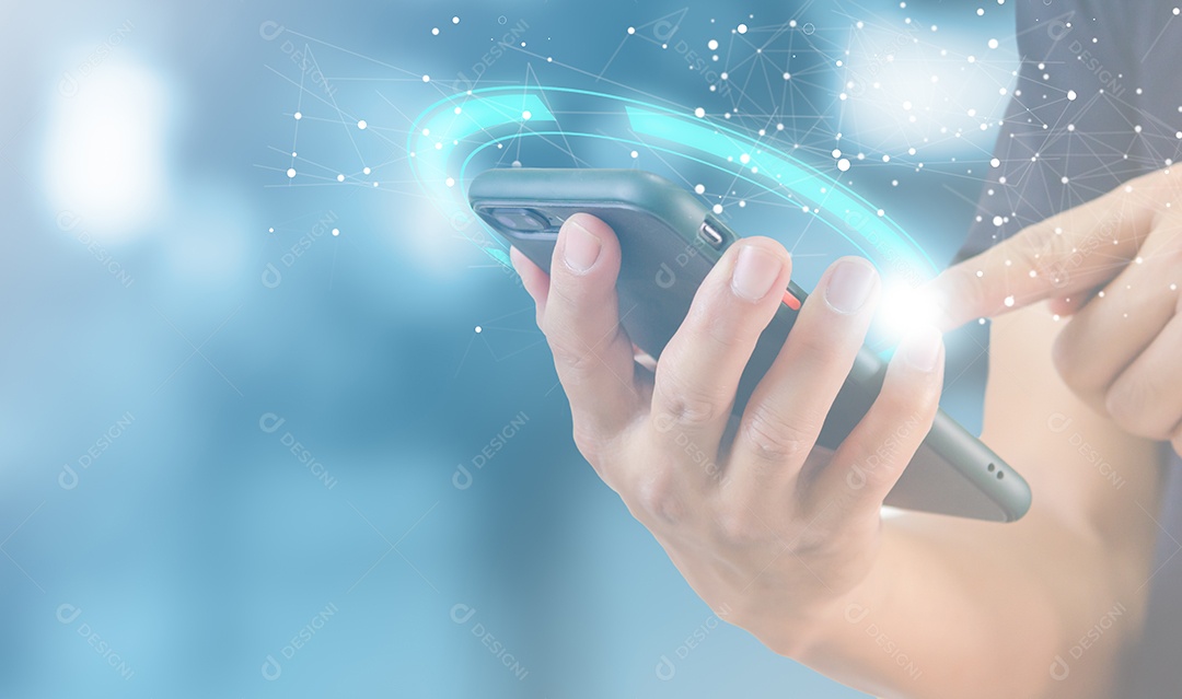 Inovação tecnológica e conceito de comunicação de um homem usando uma internet digital de telefone móvel inteligente social online com uma conexão de rede global.