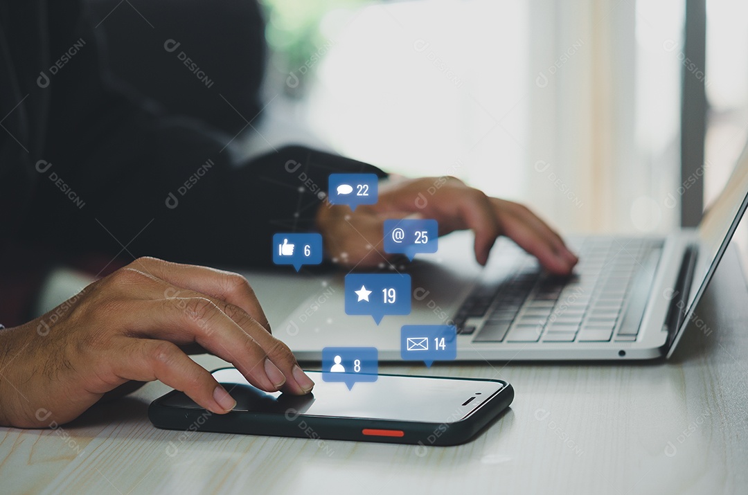 Conceito de negócios de mídia social e conexão de mensagem de ícone de internet de rede digital de tecnologia on-line de marketing no smartphone.