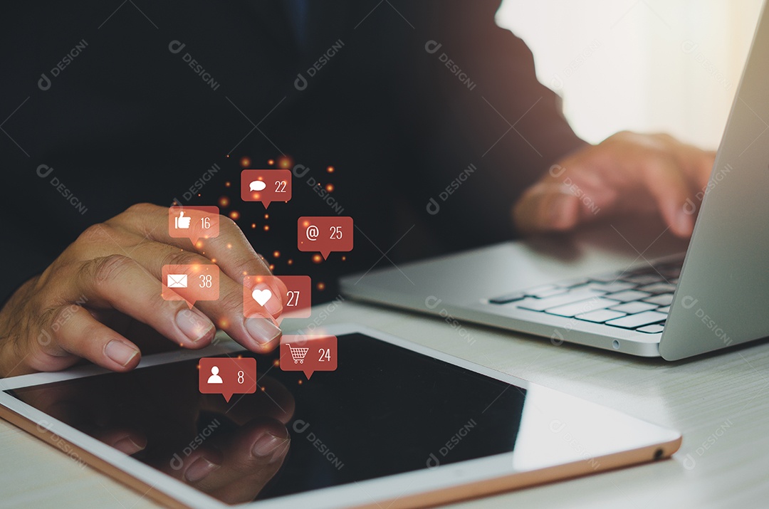 Conceito de negócios de mídia social e conexão de mensagem de ícone de internet de rede digital de tecnologia on-line de marketing no tablet.