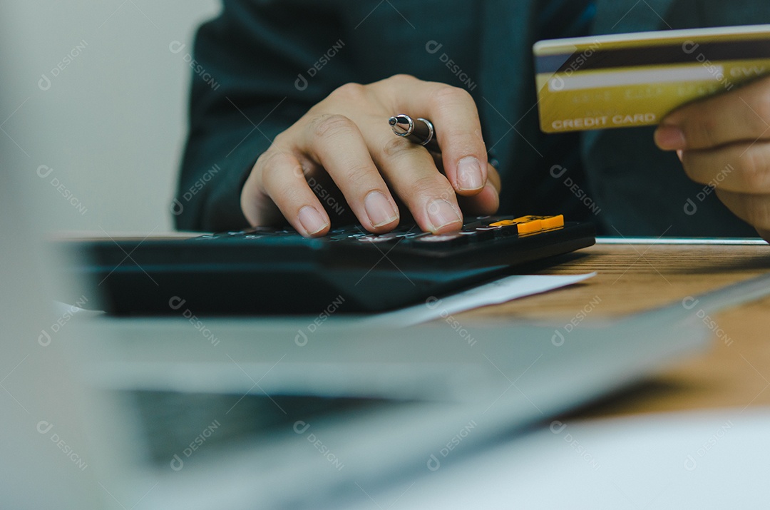 Homem segurando o cartão de crédito com o conceito de negócio de comércio on-line de finanças de pagamento de calculadora.