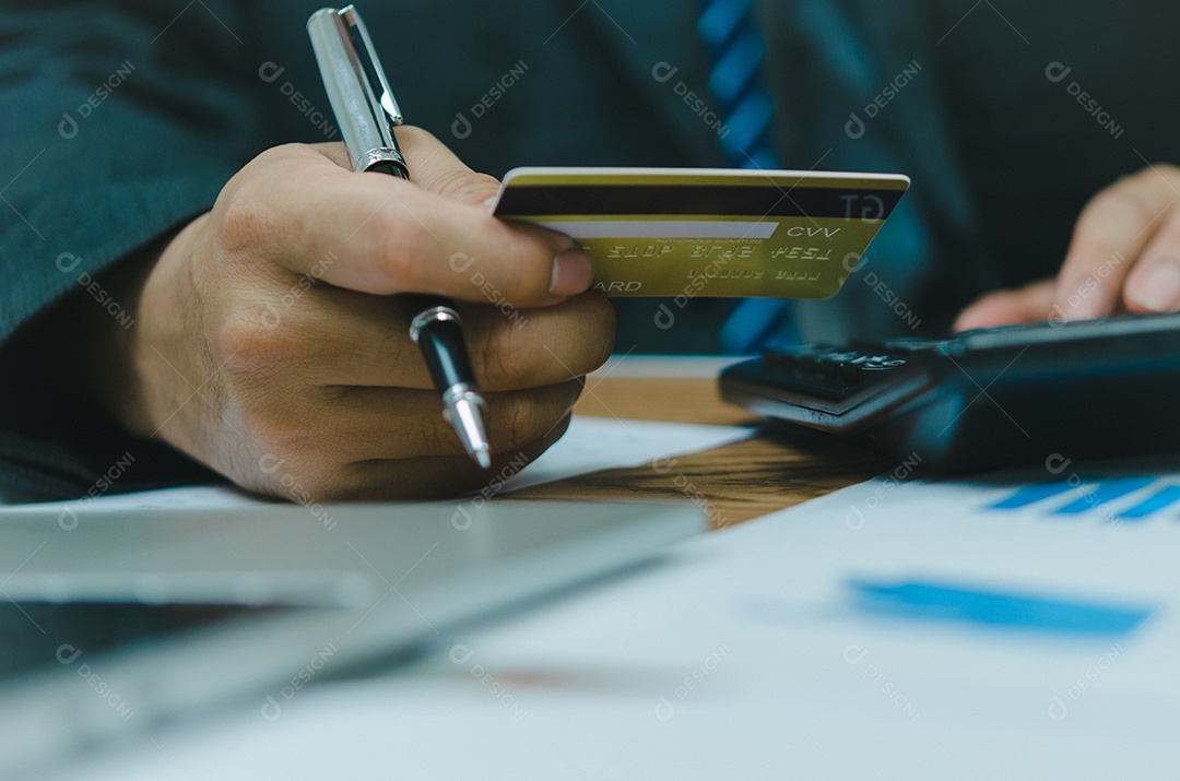 Homem segurando o cartão de crédito com o conceito de negócio de comércio on-line de finanças de pagamento de calculadora.