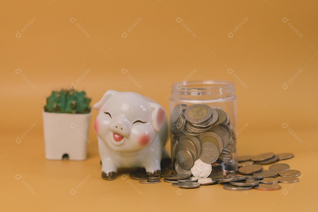 Economizar dinheiro finanças investimento economia e seguro aposentadoria dinheiro orçamento conceito negócio amarelo fundo.