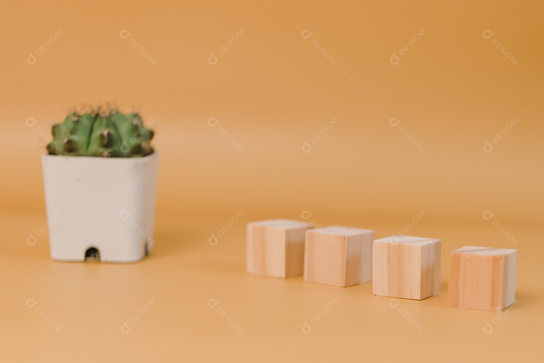 Bloco de cubo de madeira em branco e árvore em fundo amarelo.