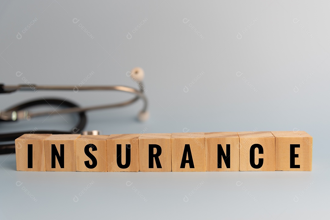 Estetoscópio médico seguro de bloco de cubo de madeira no conceito de mesa.