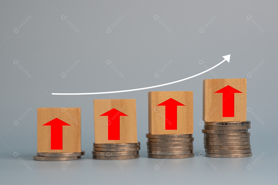 Economia de investimentos de finanças empresariais empilhar moeda inflação e seta vermelha com cubo de madeira na mesa.