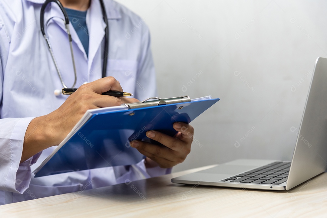 Médico assina a papelada do paciente na mesa. conceito de cuidados de saúde e seguro.