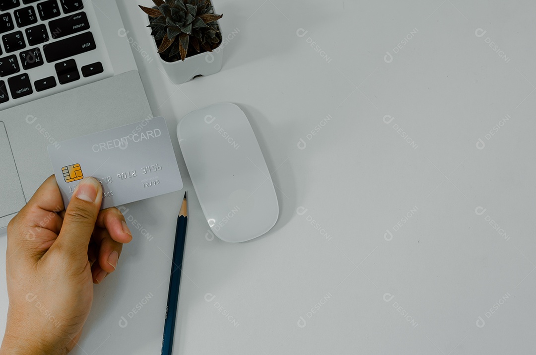 Homem segurando finanças de negócios de cartão de crédito compras internet banking de pagamento on-line na vista superior de fundo e configuração de gordura.