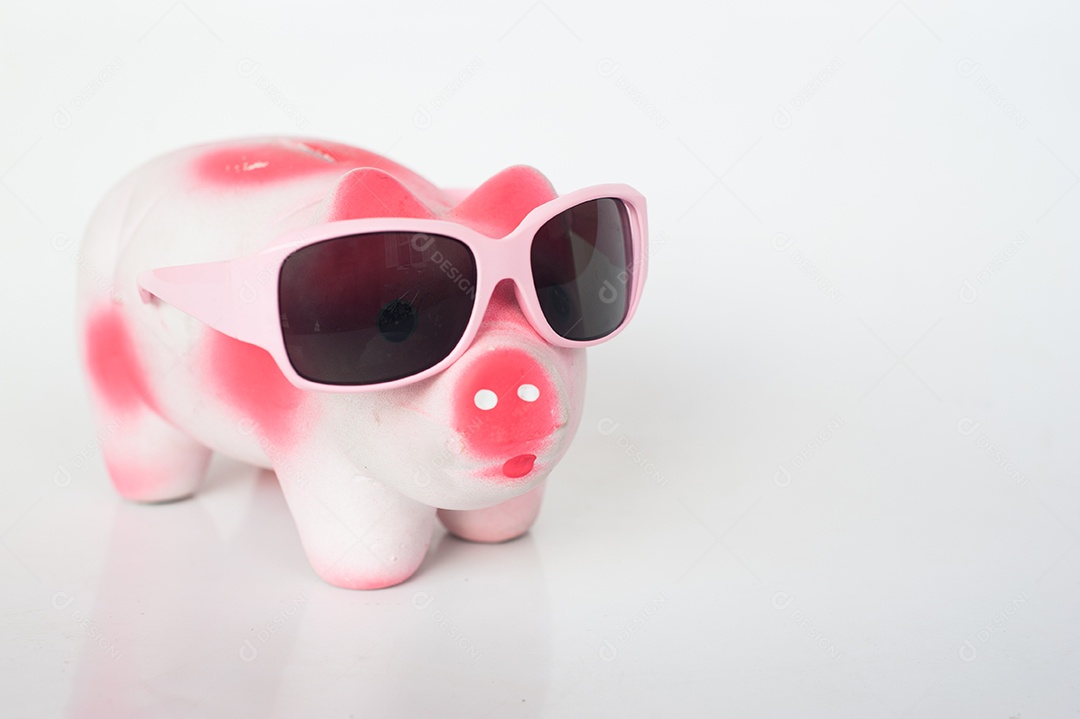 Cofre de porquinho usando estiloso óculos