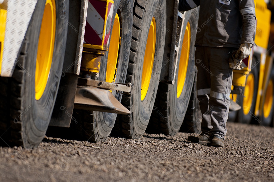 Imagem de homens trabalhando em empresa de mineração