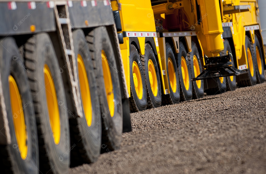 Imagem de caminhões alinhados para transporte