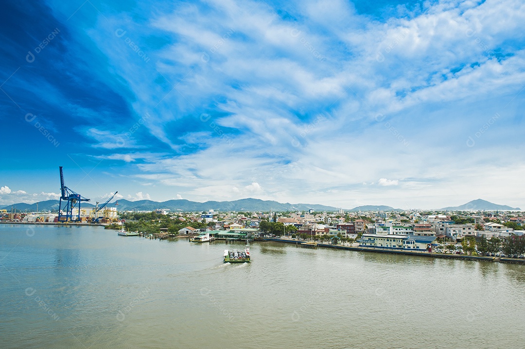 Cidade beira mar com céu azul