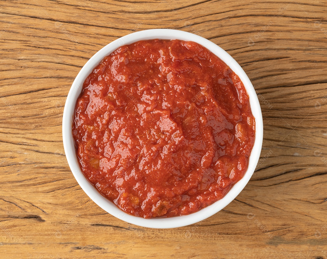 Goiabada, doce de goiaba cremosa brasileira tradicional sobre mesa de madeira.