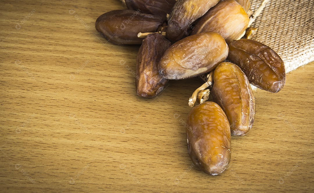 Datas de frutas em fundo de madeira