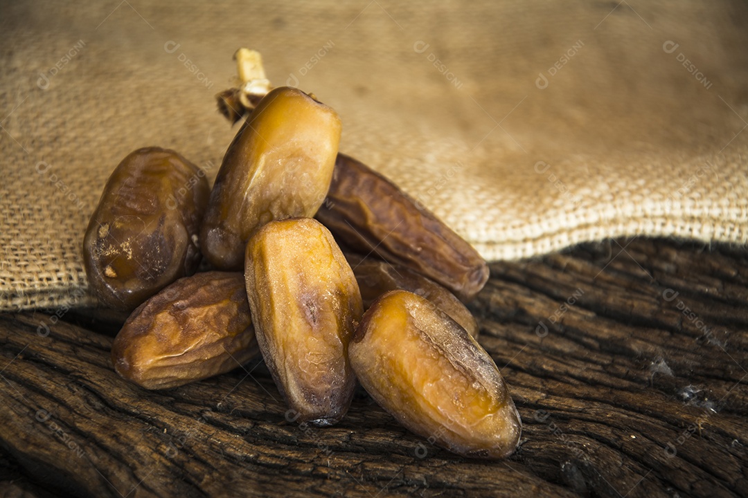 Datas de frutas em fundo de madeira