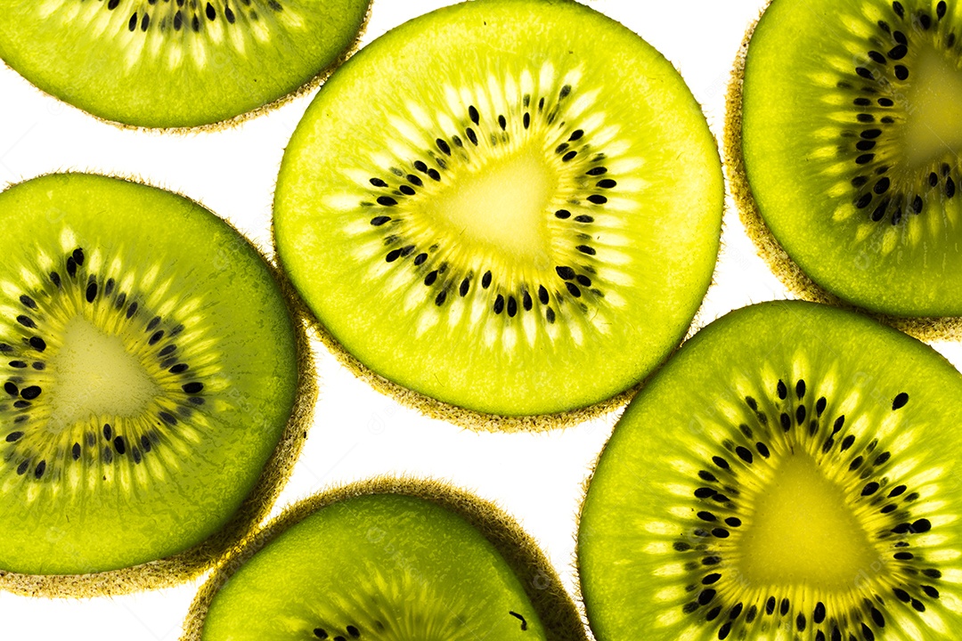 kiwi em fundo branco