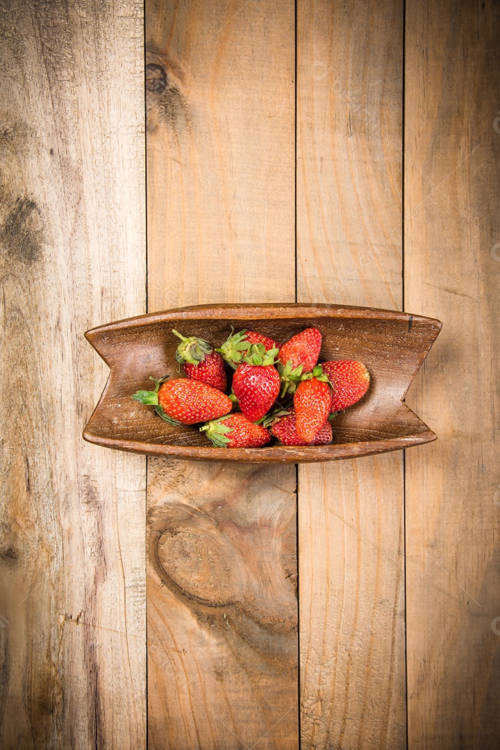 Morangos frescos na mesa de madeira