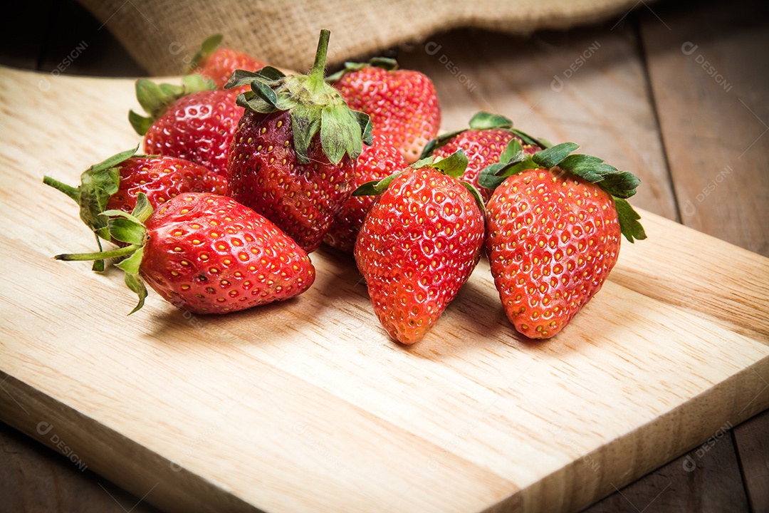 Morangos frescos na mesa de madeira
