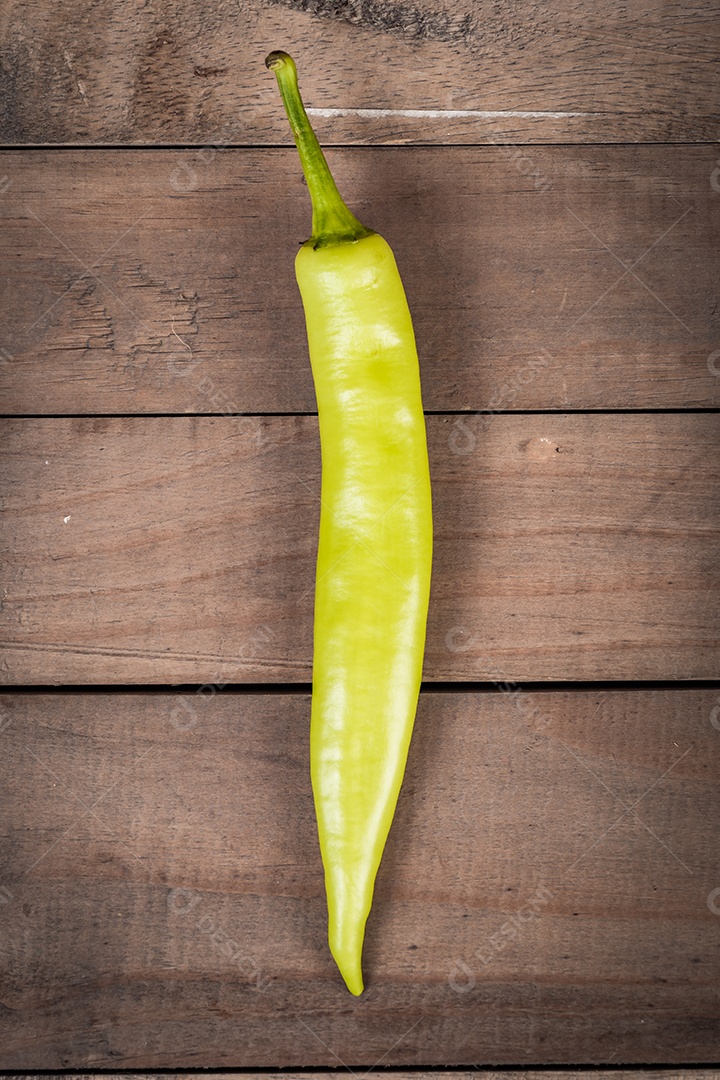 Pimenta malagueta fresca no fundo de madeira
