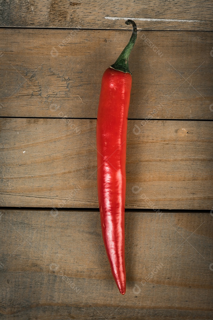 Pimenta malagueta fresca no fundo de madeira