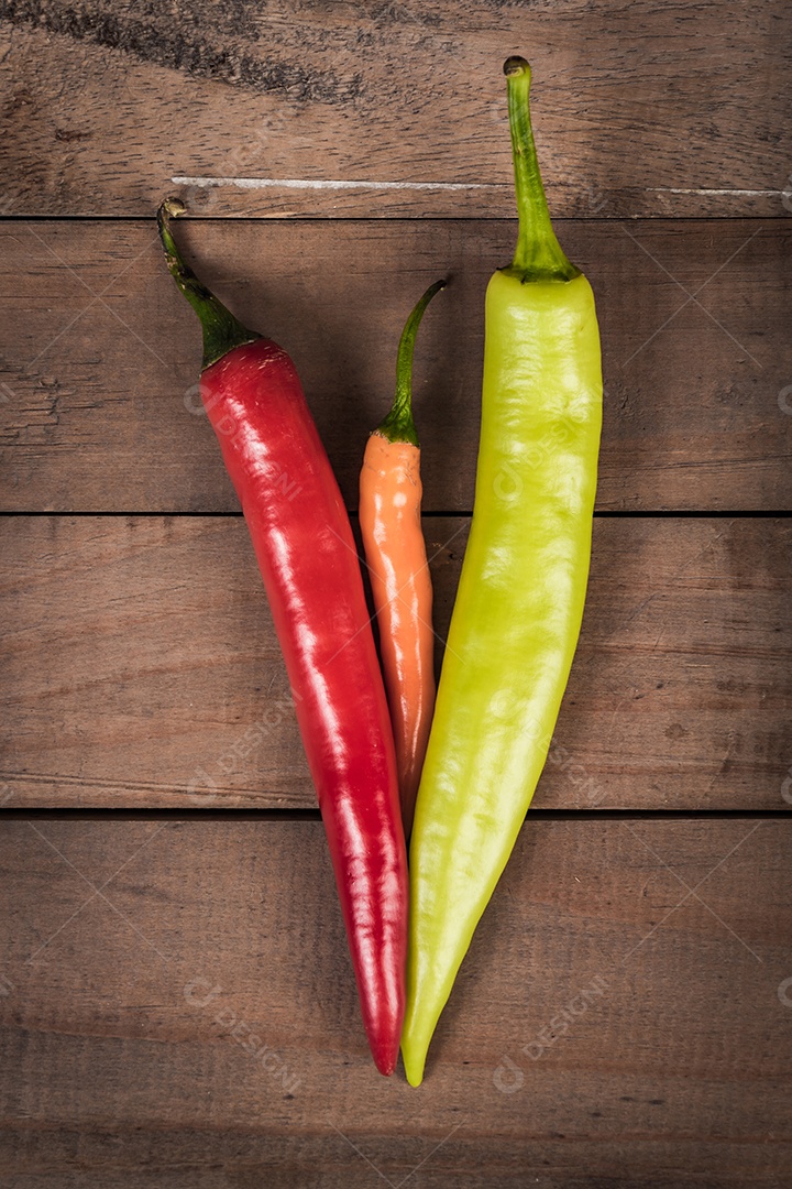 Pimenta malagueta fresca no fundo de madeira