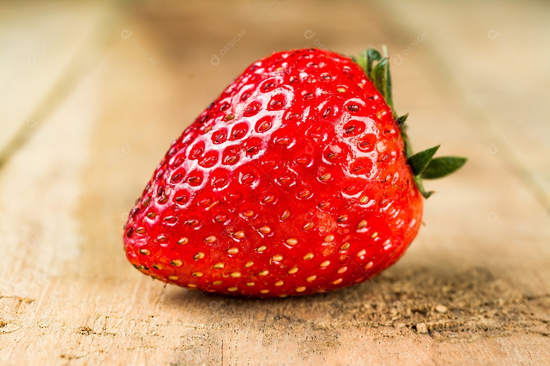 Morangos frescos na mesa de madeira