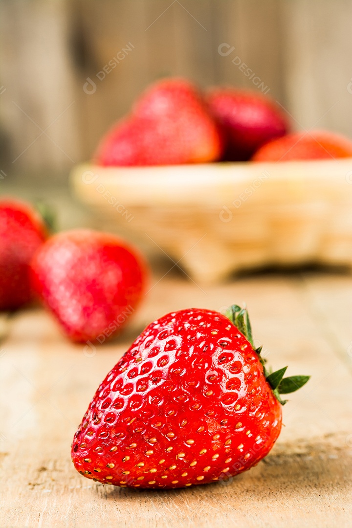 Morangos frescos na mesa de madeira