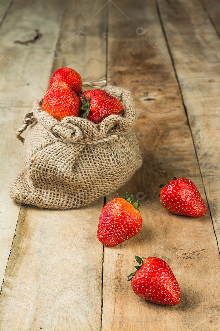 Morangos frescos na mesa de madeira