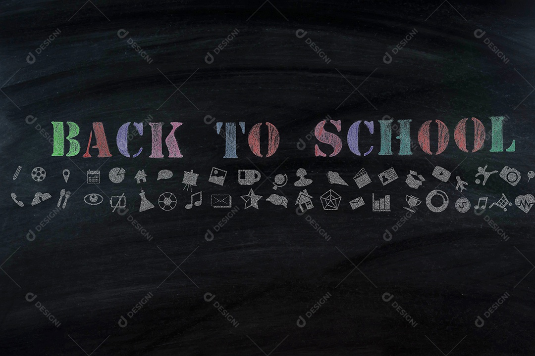 Mensagem de banner de vista superior de volta à escola com lápis de cor Itens para a escola no quadro-negro