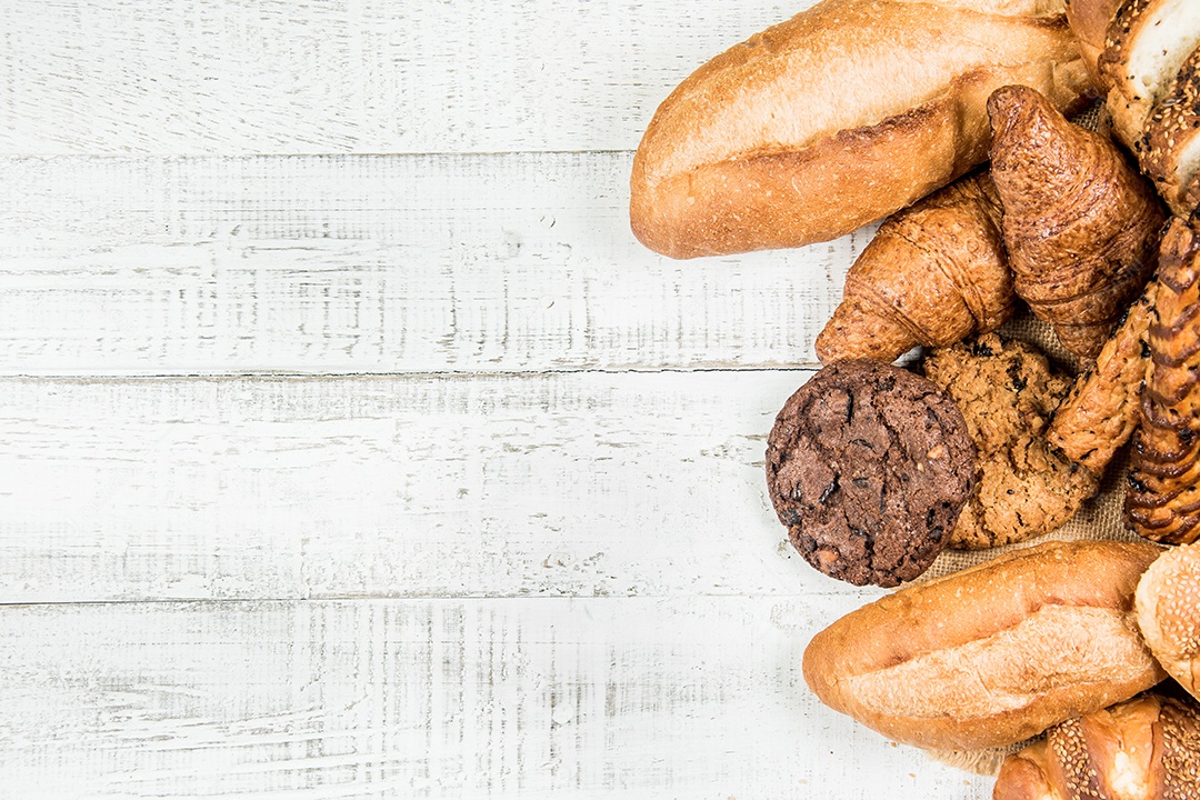 padaria em fundo branco de madeira diferentes tipos de pão