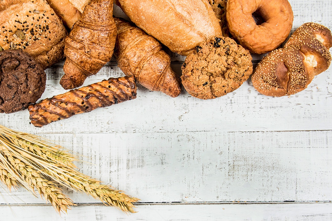 padaria em fundo branco de madeira diferentes tipos de pão