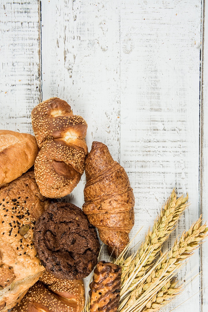 padaria em fundo branco de madeira diferentes tipos de pão